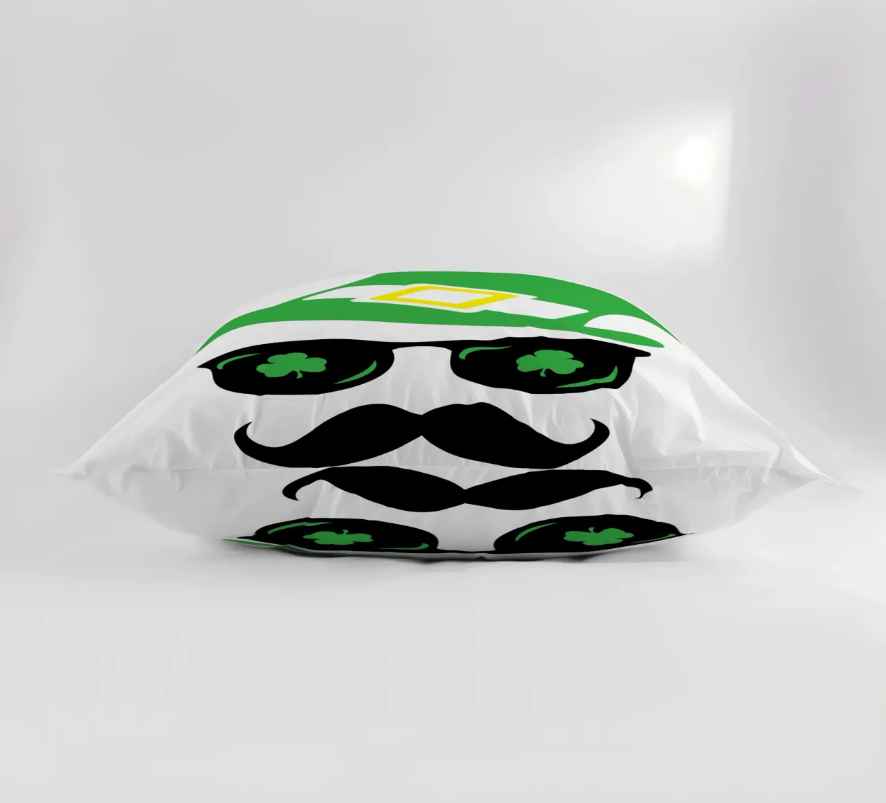 emoticon di San Patrizio con i baffi, design iconico cuscino da onefeelshop