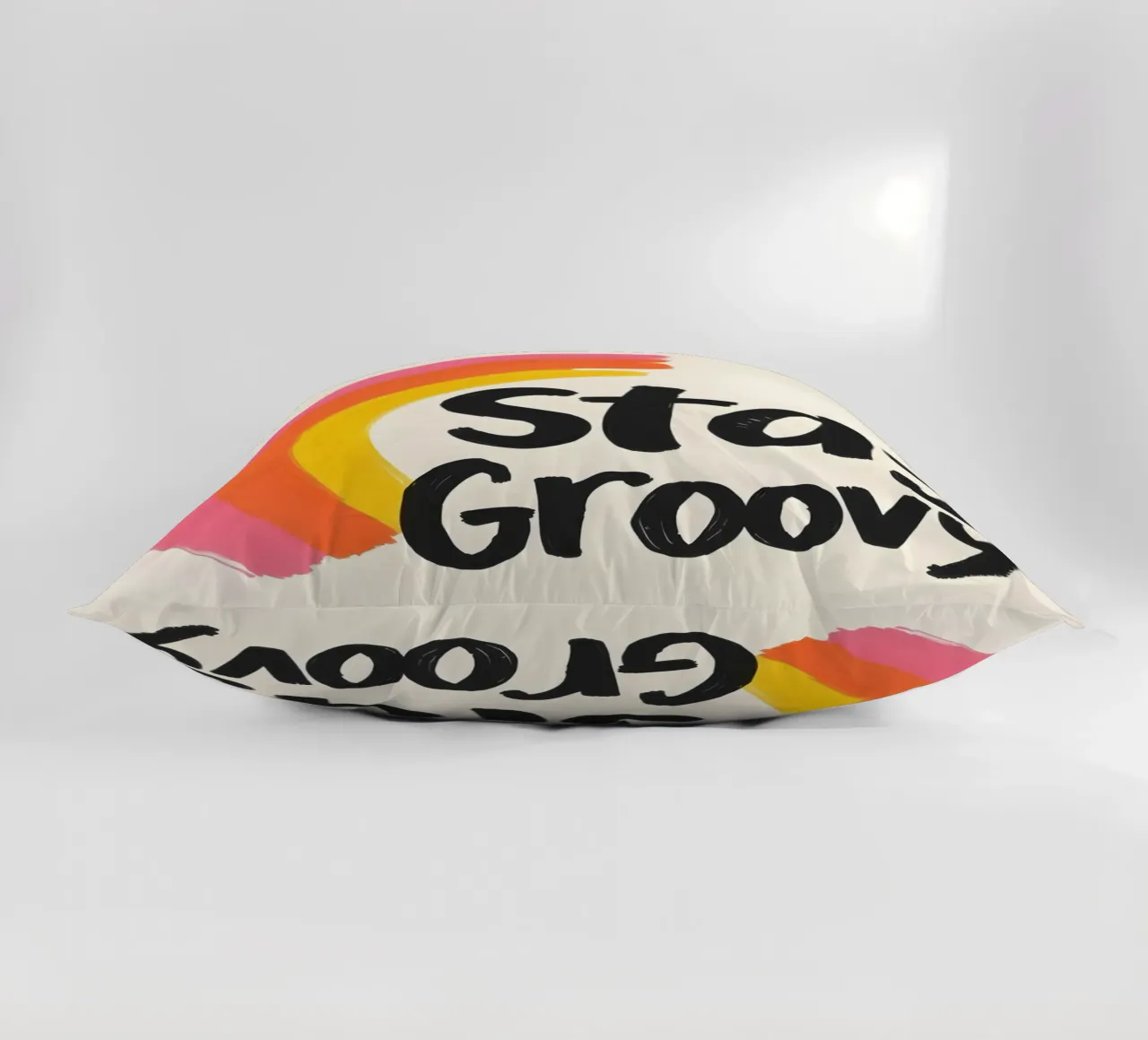 Stay Groovy - Design arcobaleno di ispirazione retrò cuscino da QuooodZ by MooodzArt
