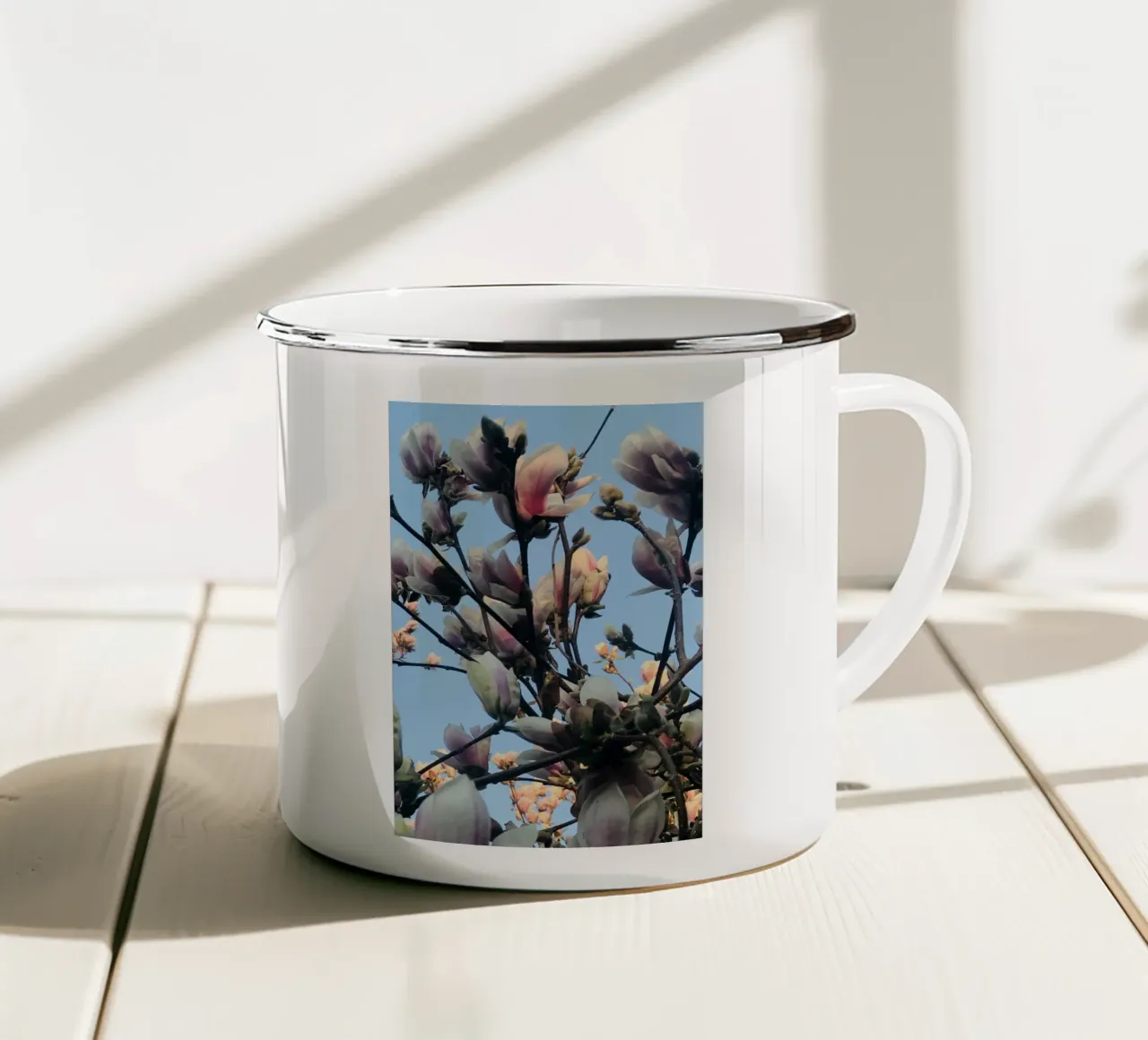 Fiori di magnolia al sole del mattino tazza in smalto da Art Studio by Iris