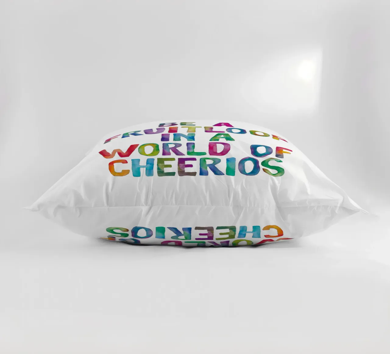 Essere un Fruitloop in un mondo di Cheerios cuscino da THE MOTIVATED TYPE