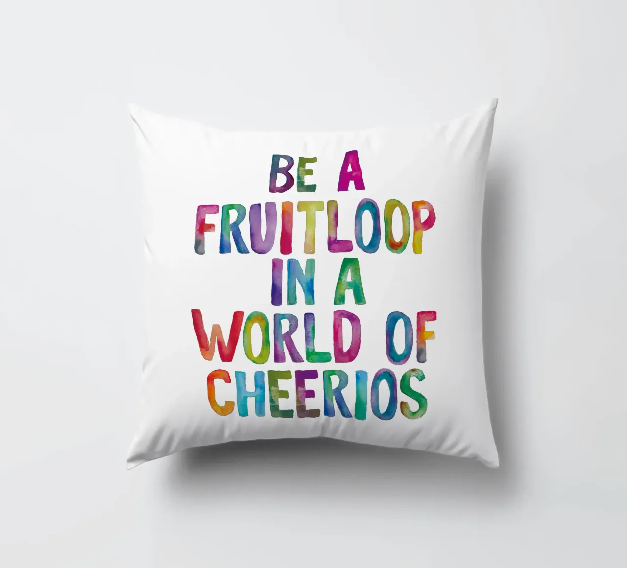 Essere un Fruitloop in un mondo di Cheerios cuscino da THE MOTIVATED TYPE