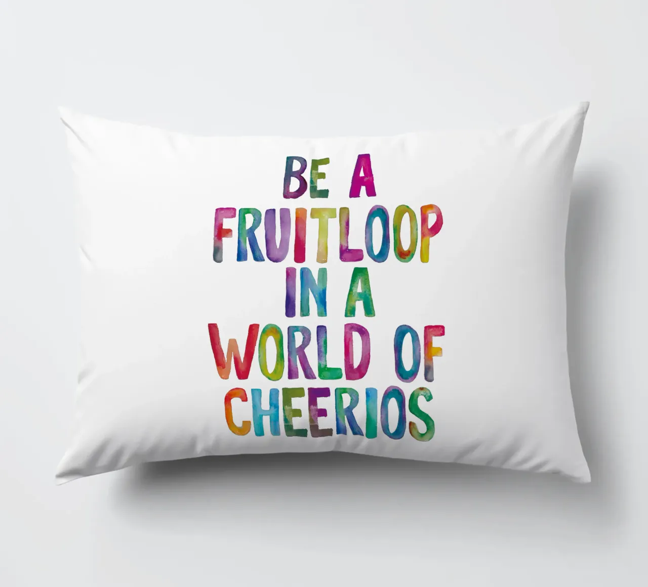 Essere un Fruitloop in un mondo di Cheerios cuscino da THE MOTIVATED TYPE