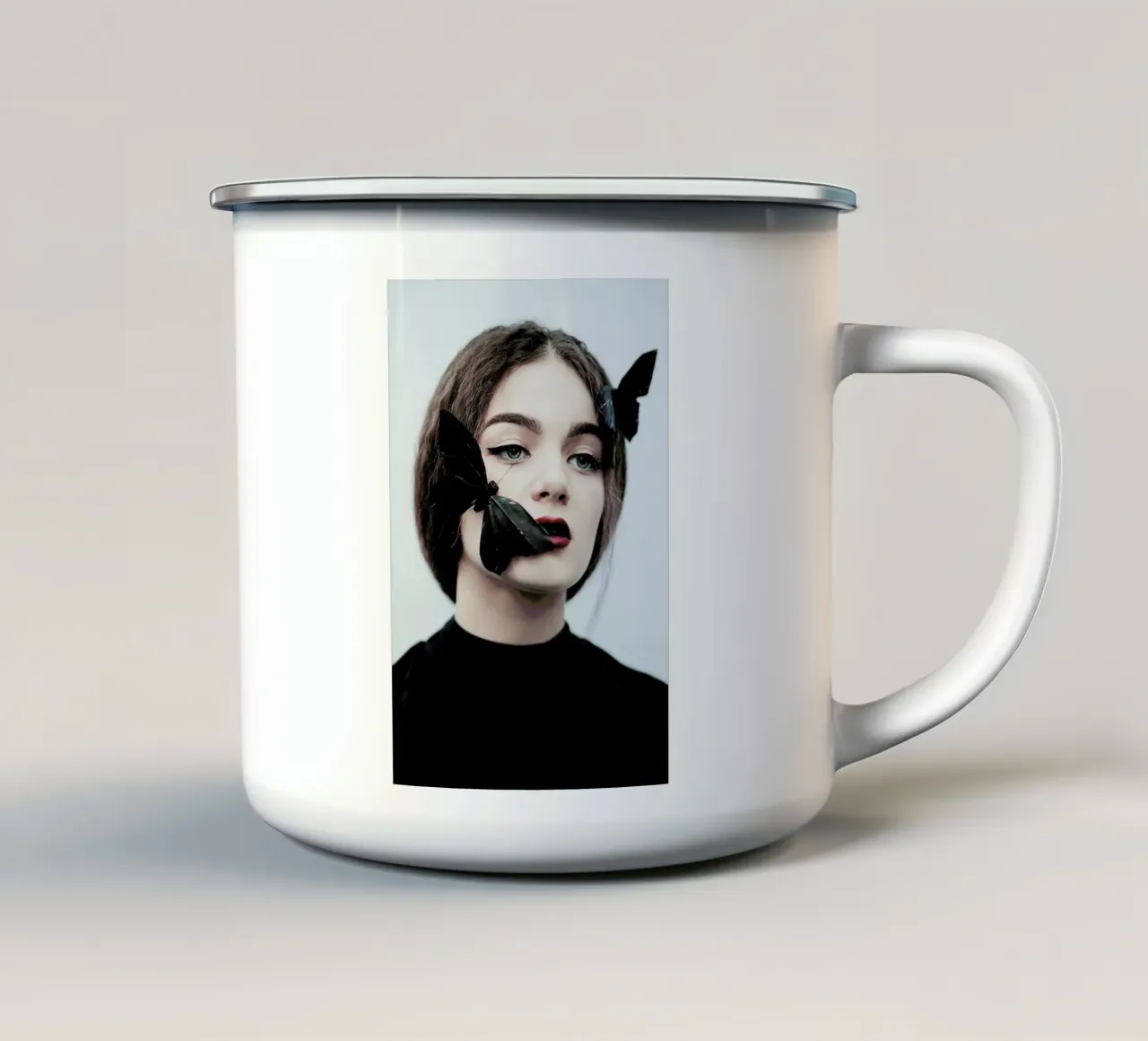Butterfly tazza in smalto da Jovana Rikalo
