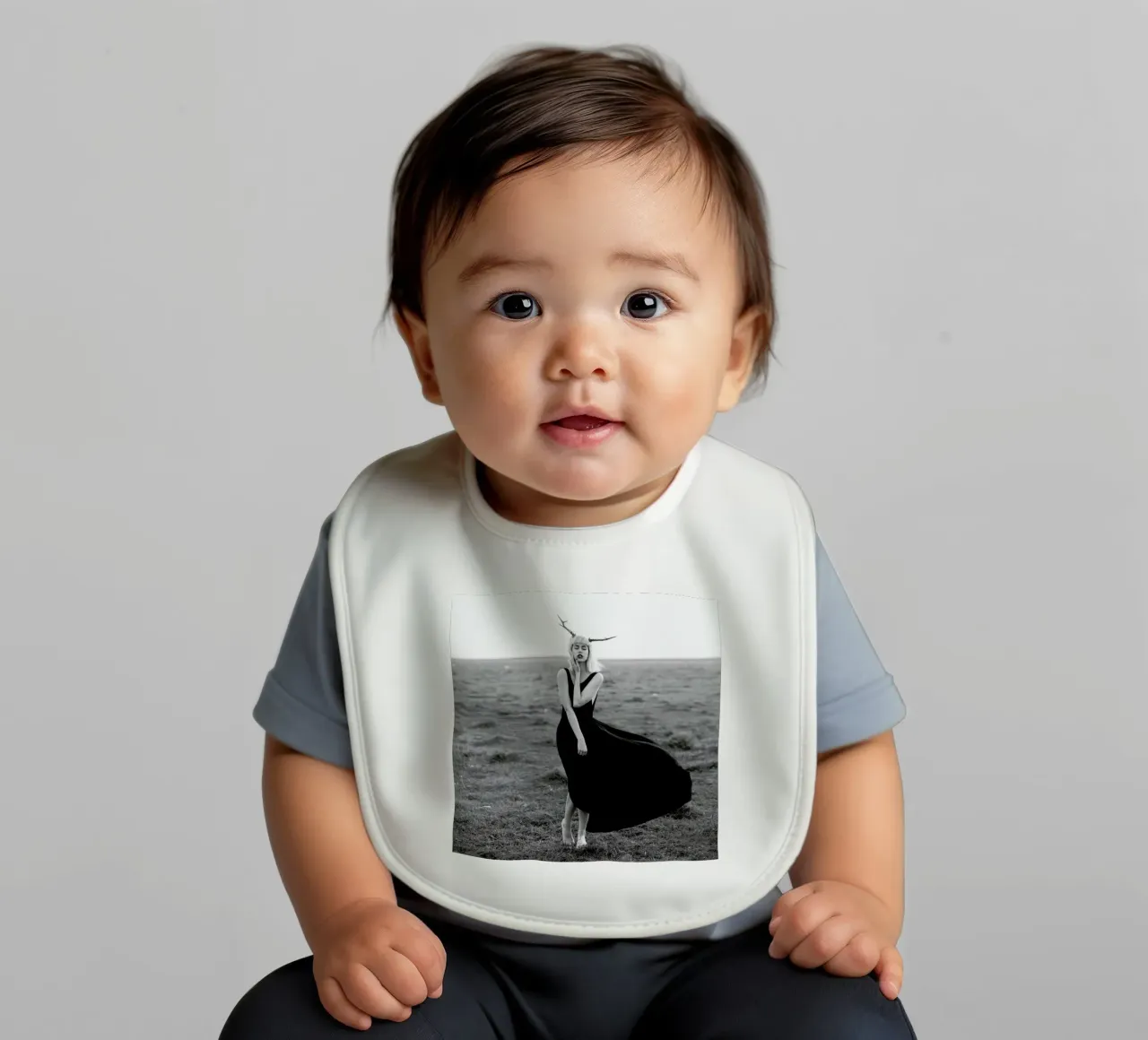 Playing With Demons bavaglino da Jovana Rikalo