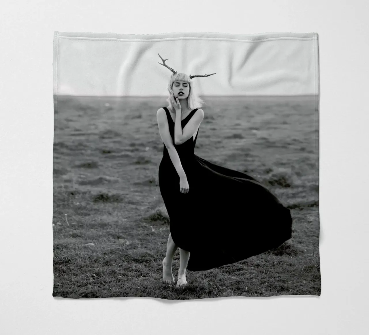 Playing With Demons coperta in pile da Jovana Rikalo