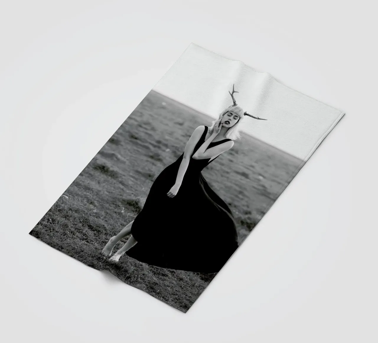 Playing With Demons coperta in pile da Jovana Rikalo