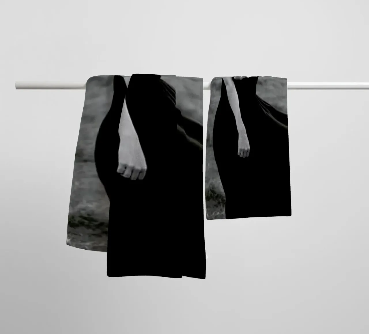 Playing With Demons asciugamano da bagno da Jovana Rikalo