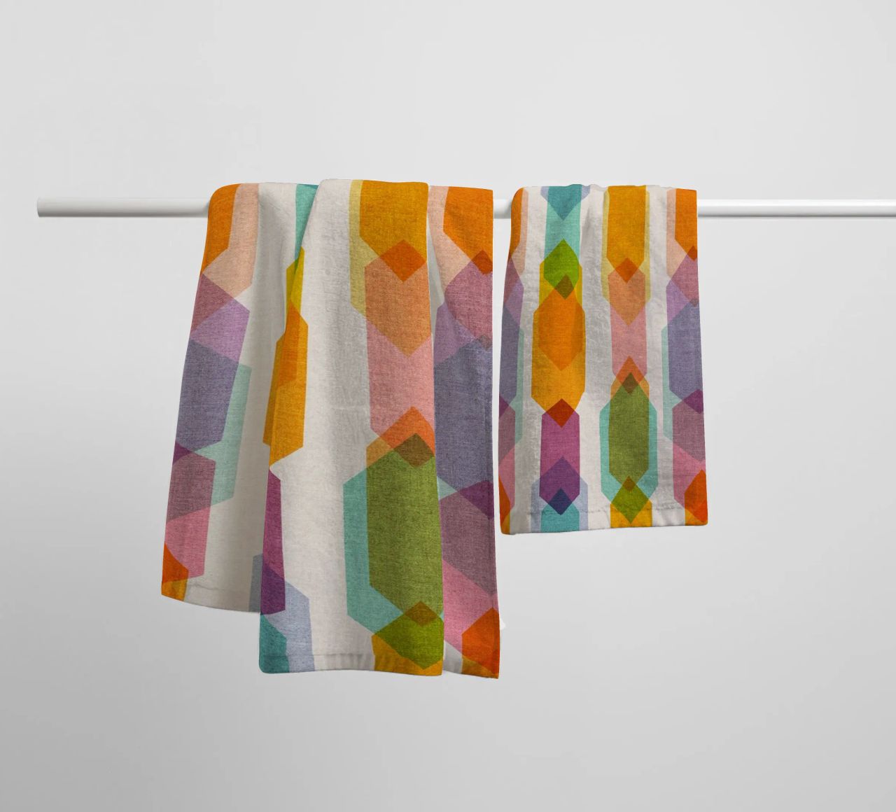 Cecilia Mok - Elements Rainbow Half Drop asciugamano da bagno da The Artcircle