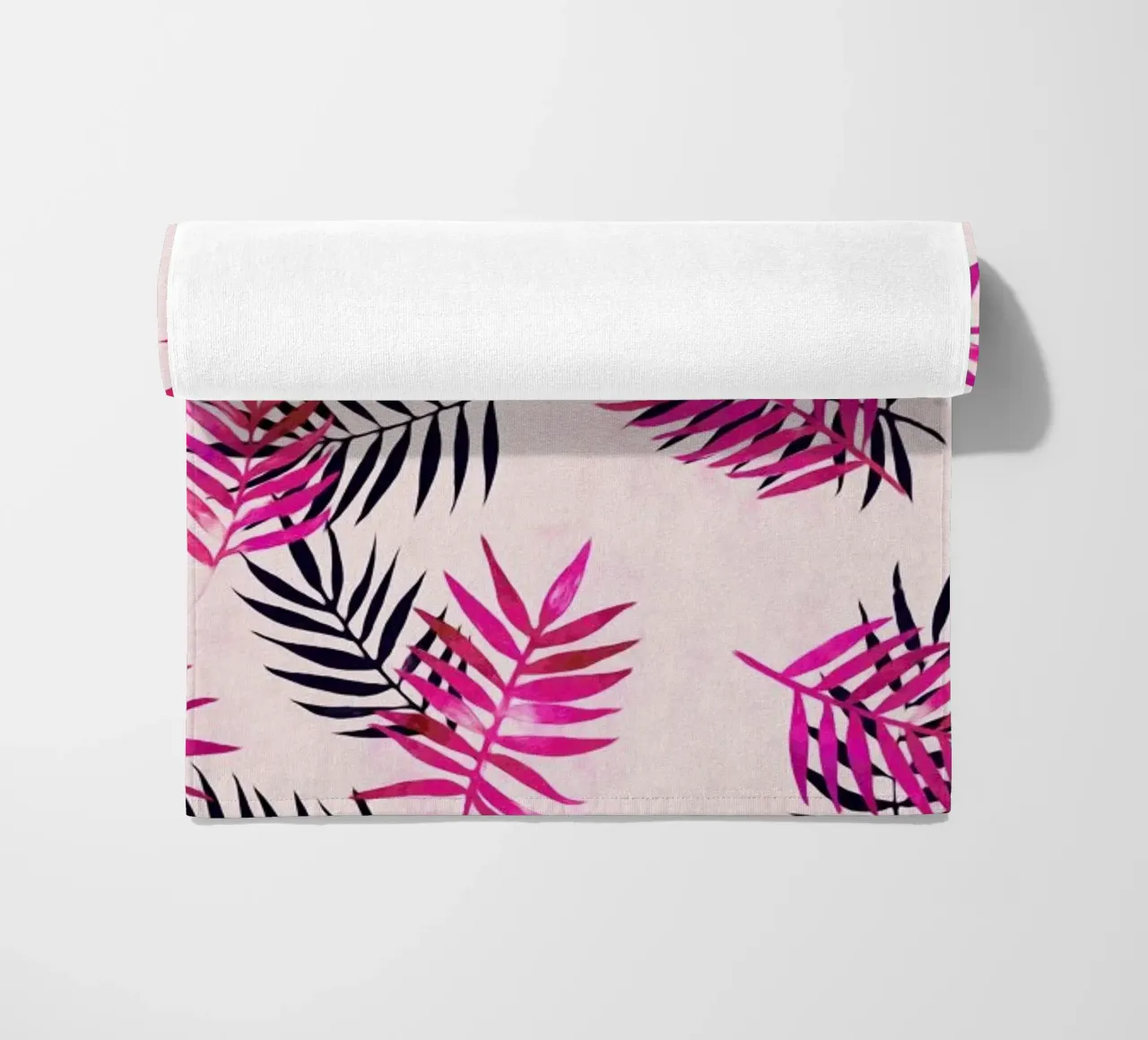 Pink Palm Pattern telo mare da Micklyn Le Feuvre