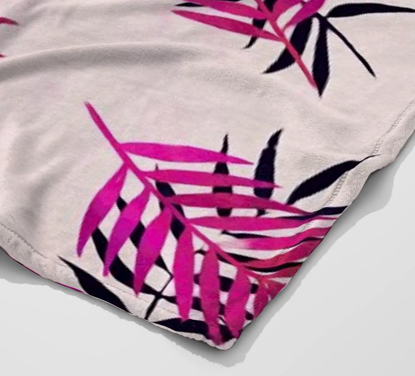 Pink Palm Pattern Fleecedecke von Micklyn Le Feuvre