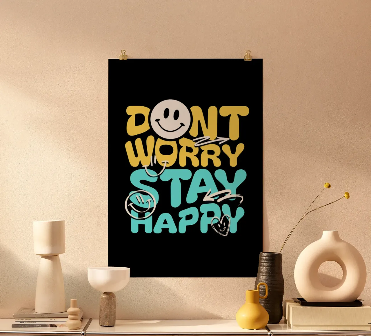 Non preoccuparti, rimani felice Trending Now poster con telaio in legno da Urban Life