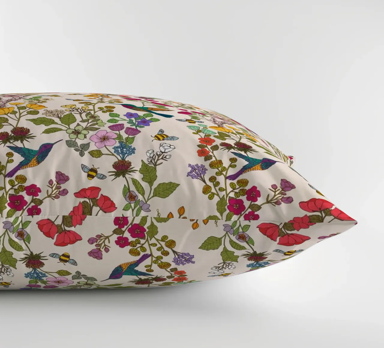 Cecilia Mok - Crema di colibrì e api cuscino da The Artcircle