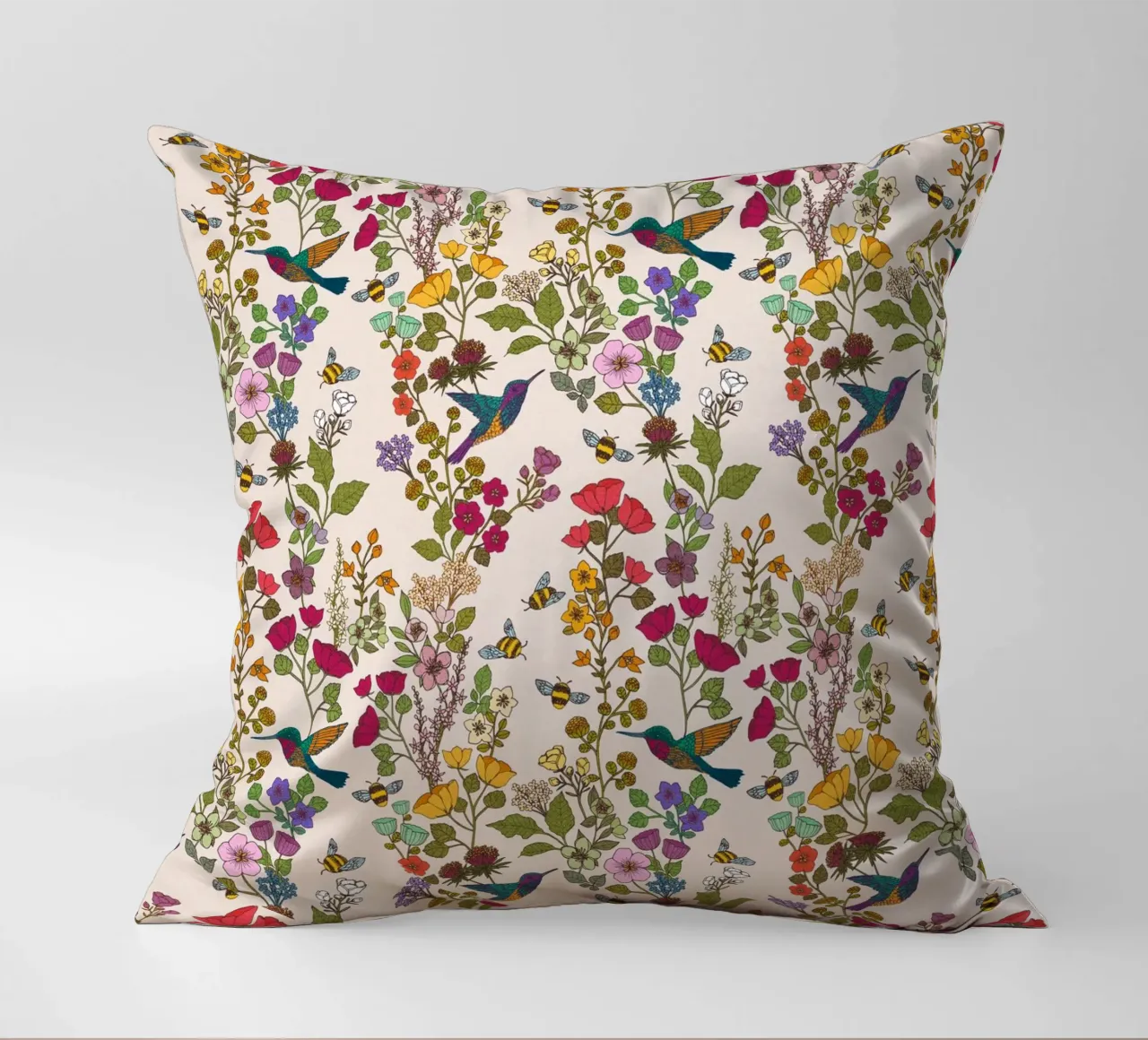 Cecilia Mok - Crema di colibrì e api cuscino da The Artcircle