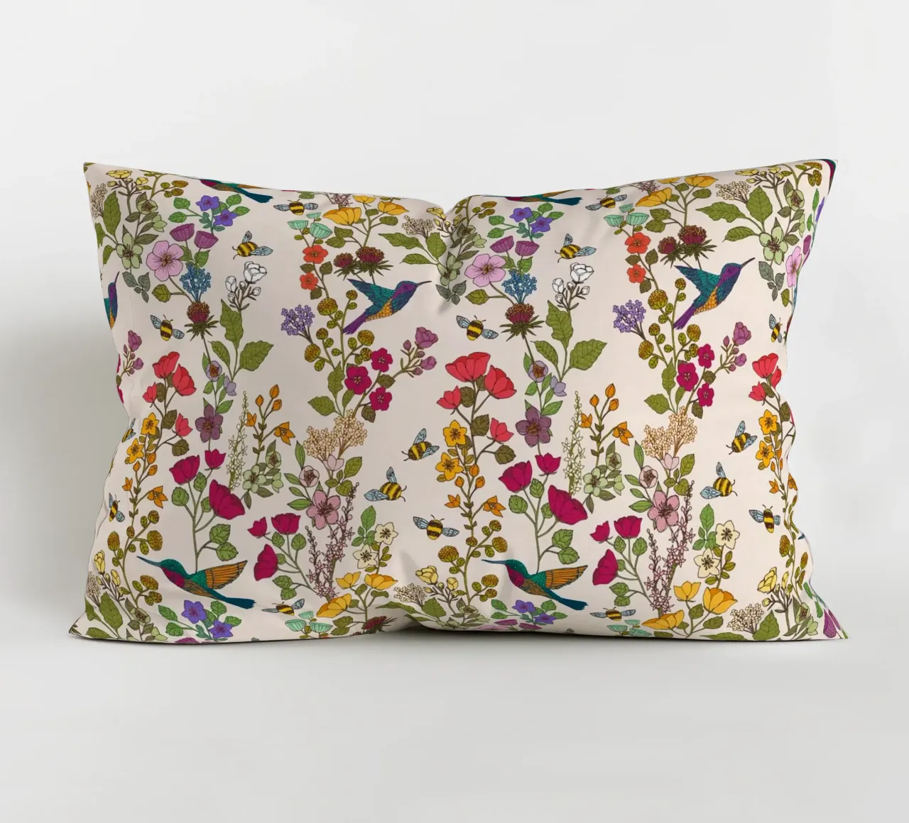 Cecilia Mok - Crema di colibrì e api cuscino da The Artcircle