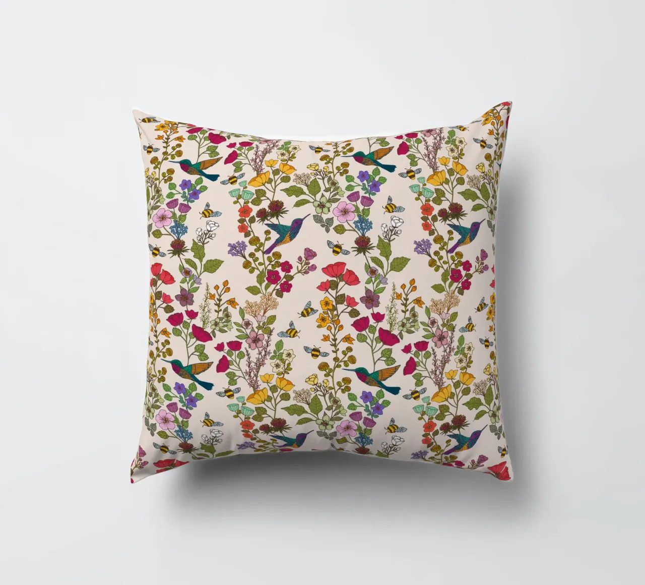 Cecilia Mok - Crema di colibrì e api cuscino da The Artcircle