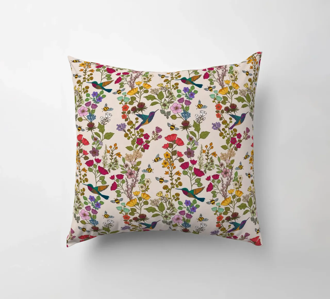 Cecilia Mok - Crema di colibrì e api cuscino da The Artcircle