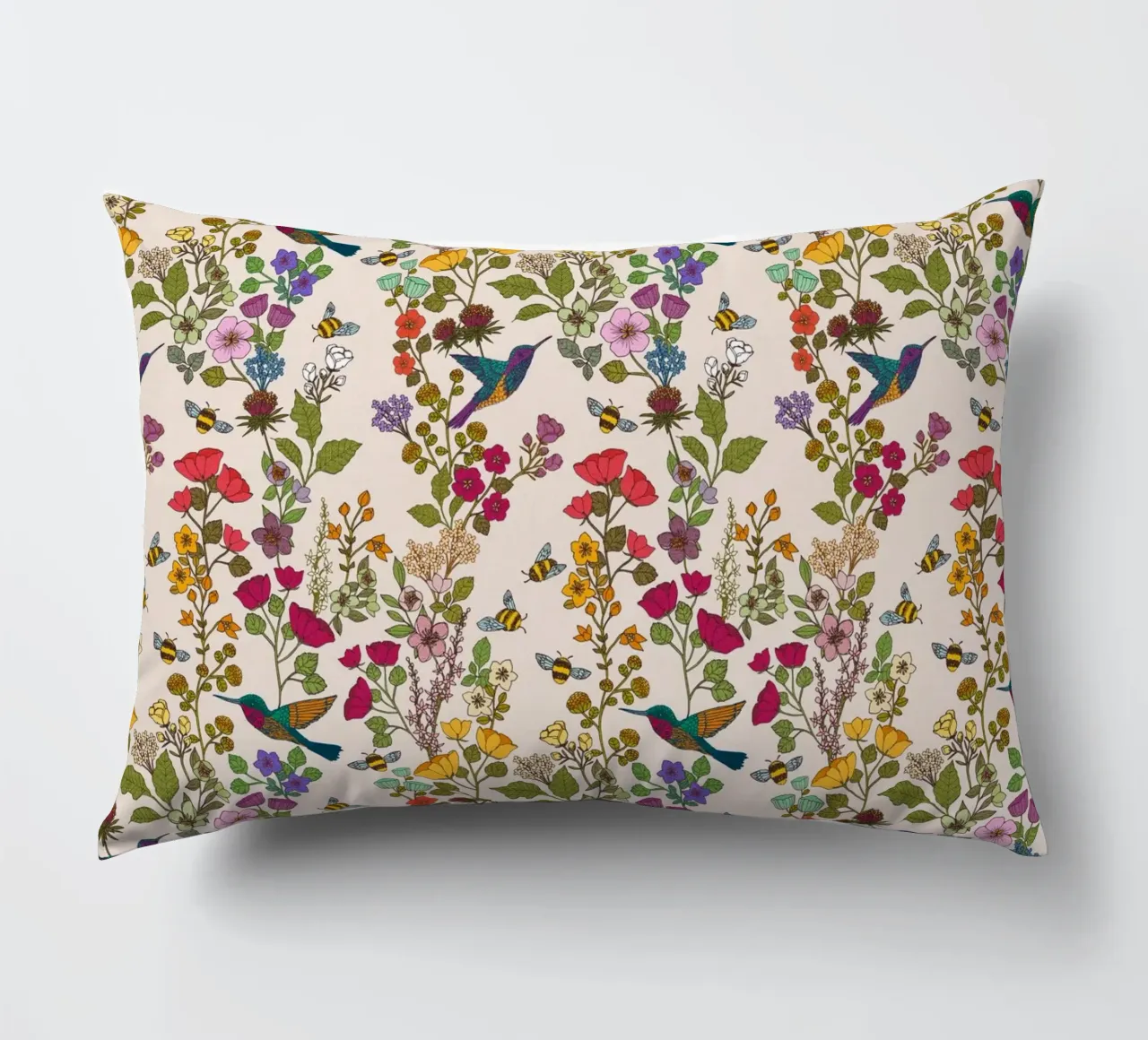 Cecilia Mok - Crema di colibrì e api cuscino da The Artcircle