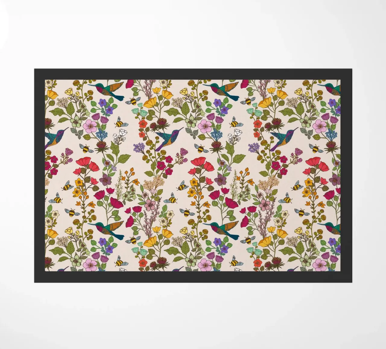 Cecilia Mok - Kolibris und Bienen Creme Fußmatte von The Artcircle
