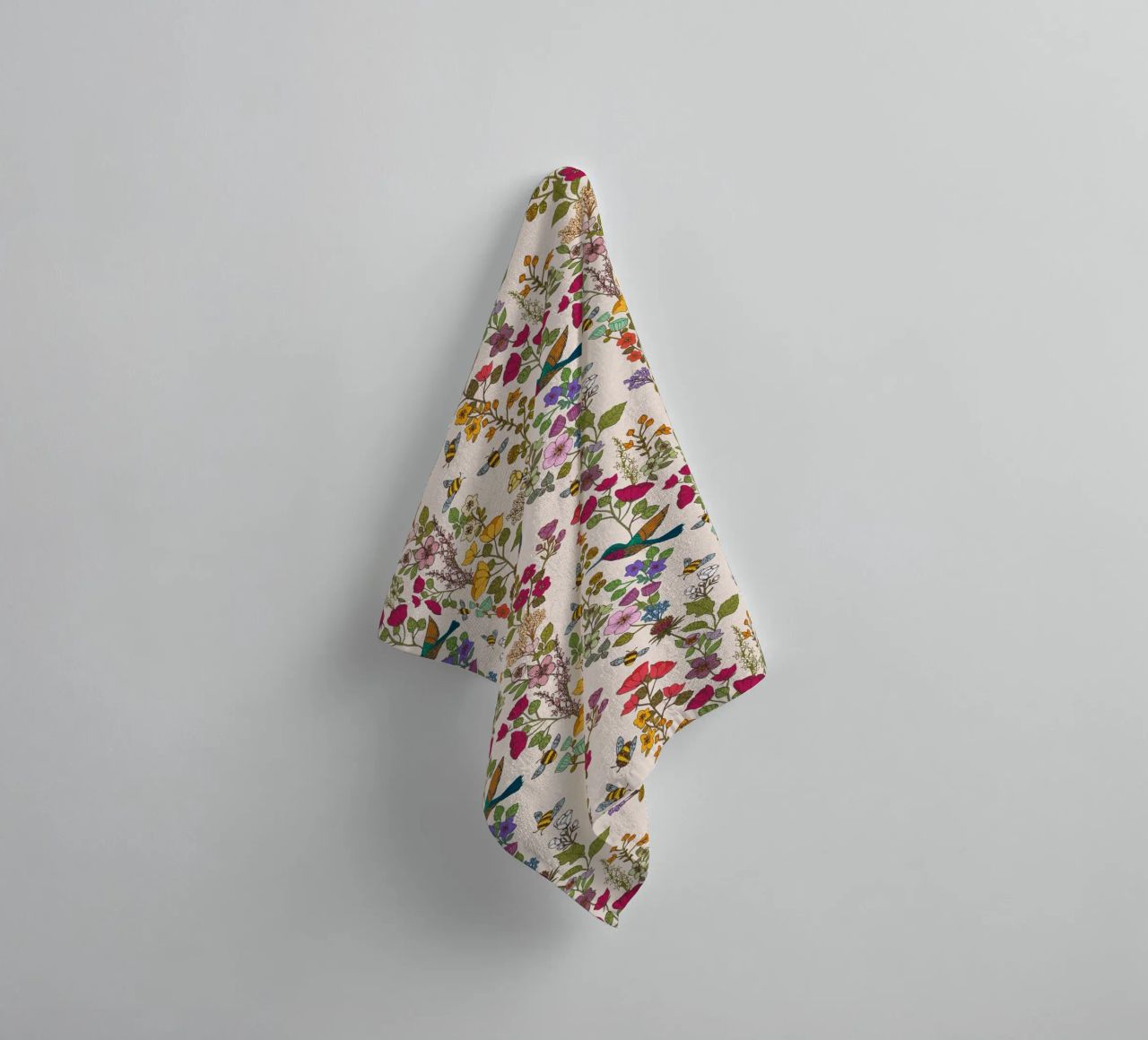 Cecilia Mok - Crema di colibrì e api asciugamano da bagno da The Artcircle