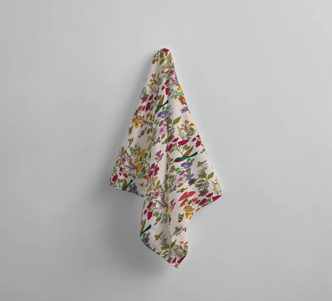 Cecilia Mok - Kolibris und Bienen Creme Handtuch von The Artcircle