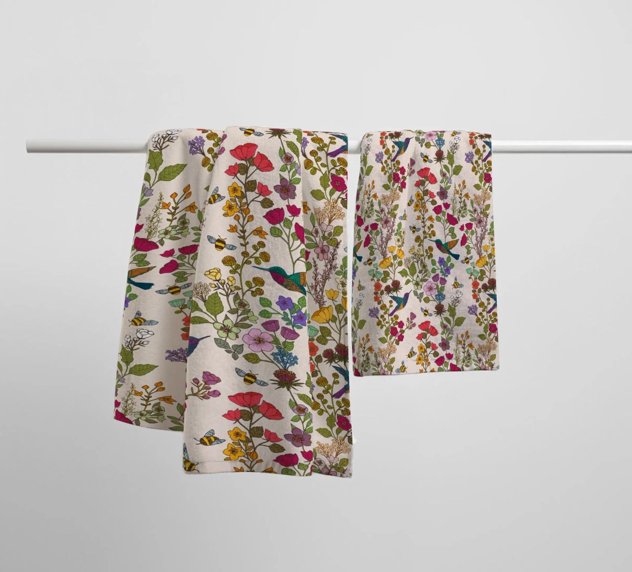 Cecilia Mok - Crema di colibrì e api asciugamano da bagno da The Artcircle