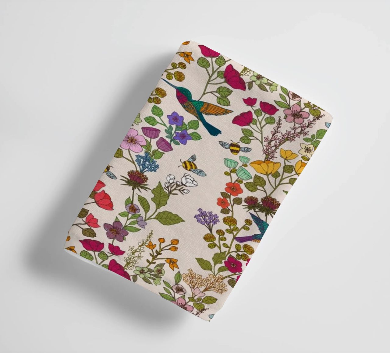 Cecilia Mok - Crema di colibrì e api asciugamano da bagno da The Artcircle