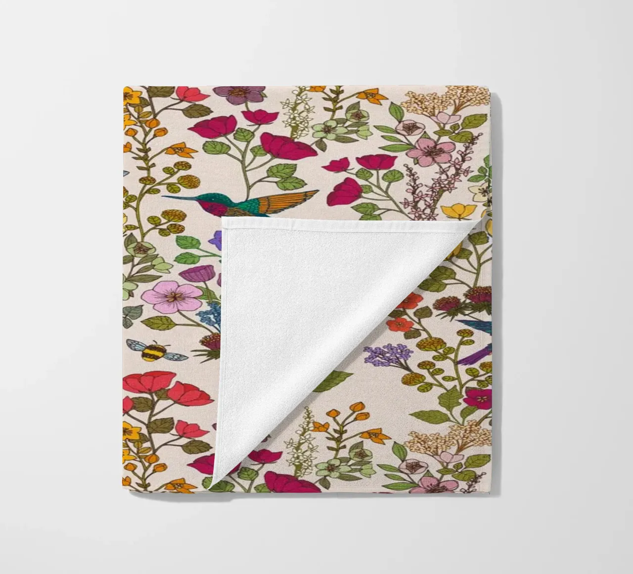 Cecilia Mok - Kolibris und Bienen Creme Strandtuch von The Artcircle