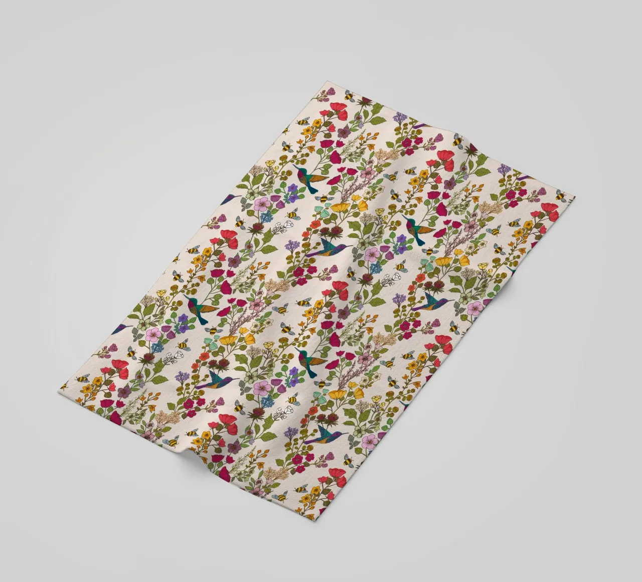 Cecilia Mok - Kolibris und Bienen Creme Strandtuch von The Artcircle