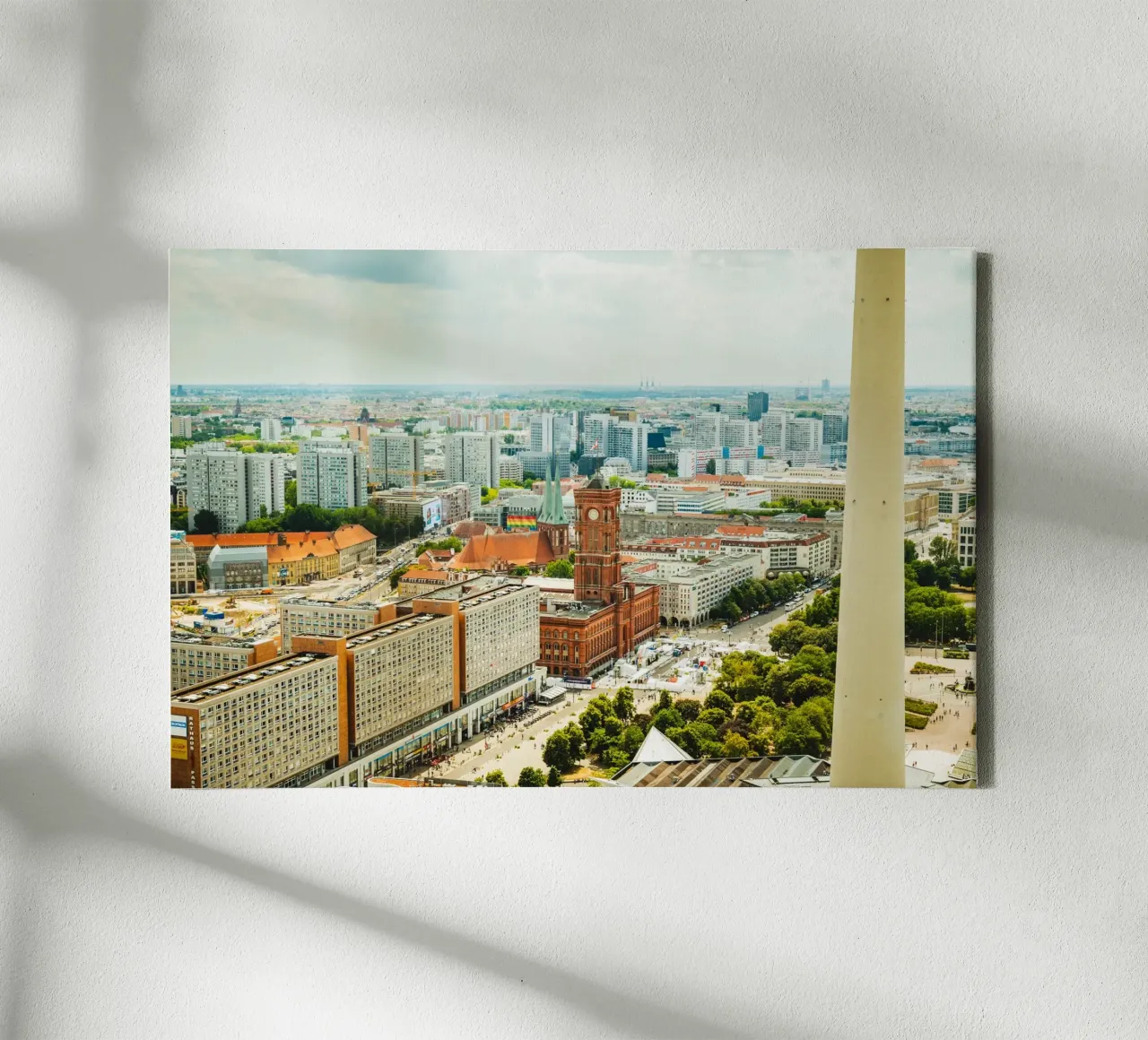 Berlino Alexanderplatz - Vista sulla città e sul Rotes Rathaus tela con Cornice a cassetta da Berlin Moments