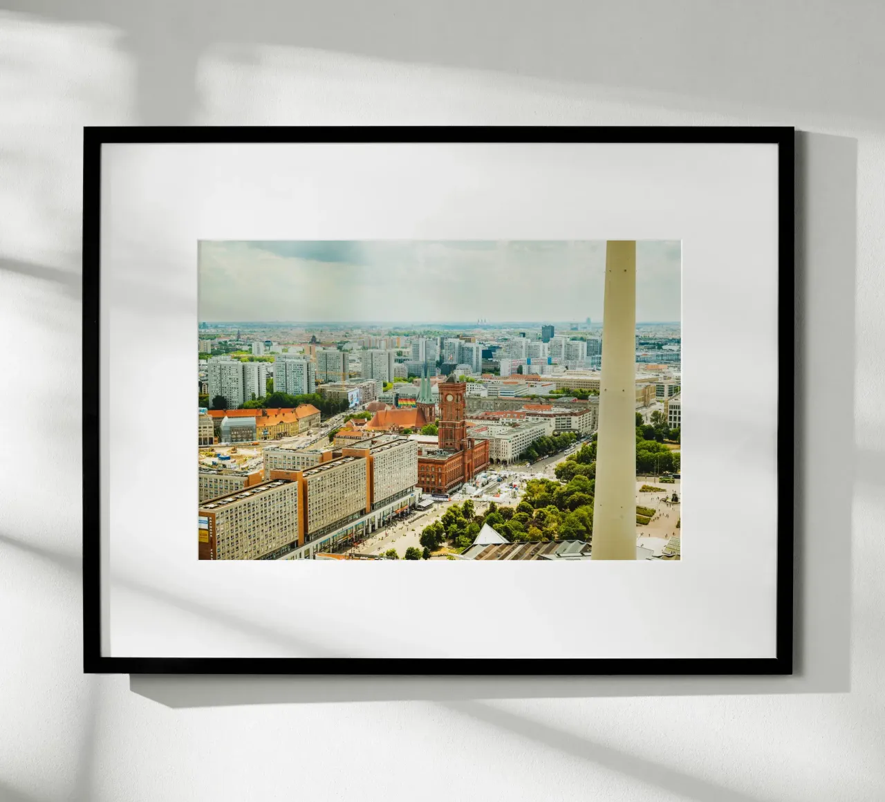 Berlino Alexanderplatz - Vista sulla città e sul Rotes Rathaus poster da Berlin Moments