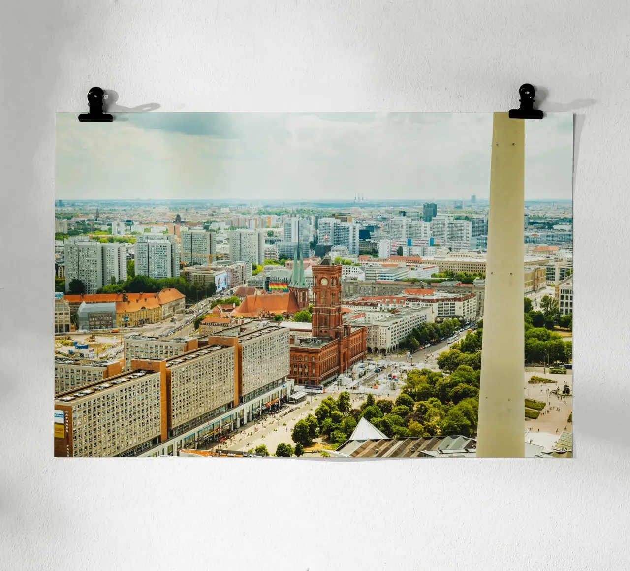 Berlino Alexanderplatz - Vista sulla città e sul Rotes Rathaus poster da Berlin Moments