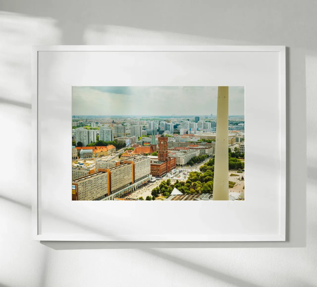 Berlino Alexanderplatz - Vista sulla città e sul Rotes Rathaus poster da Berlin Moments