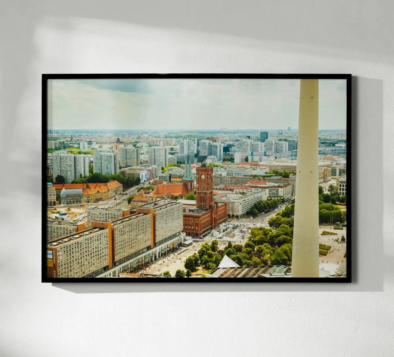Berlino Alexanderplatz - Vista sulla città e sul Rotes Rathaus poster da Berlin Moments