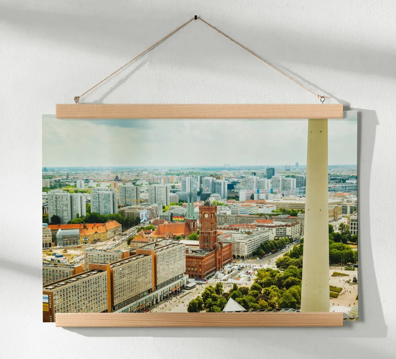 Berlino Alexanderplatz - Vista sulla città e sul Rotes Rathaus poster da Berlin Moments