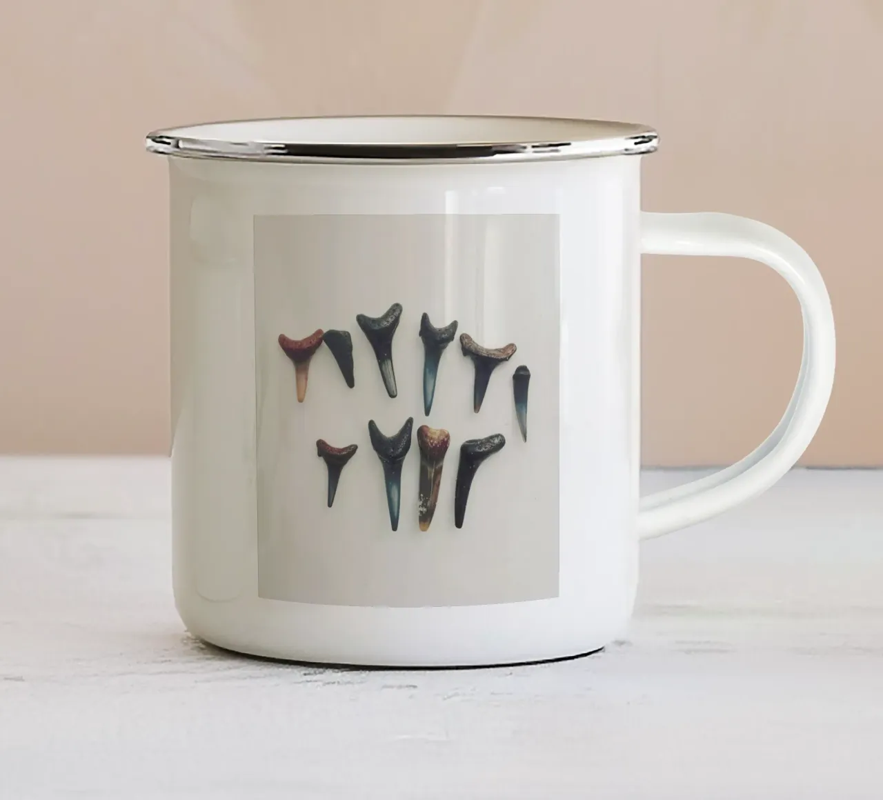 Sharkesteeth tazza in smalto da Catherine McDonald