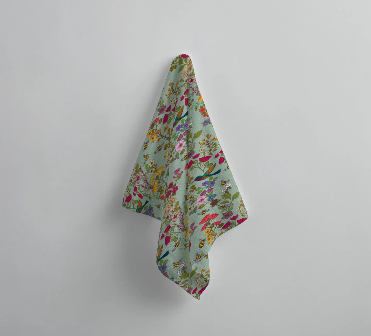 Cecilia Mok - Uovo d'anatra con colibrì e api asciugamano da bagno da The Artcircle