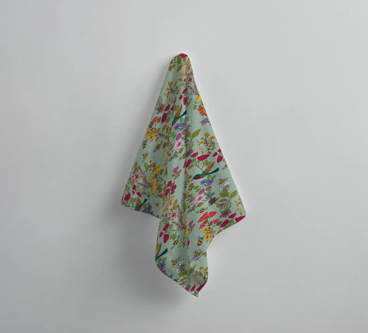Cecilia Mok - Uovo d'anatra con colibrì e api asciugamano da bagno da The Artcircle