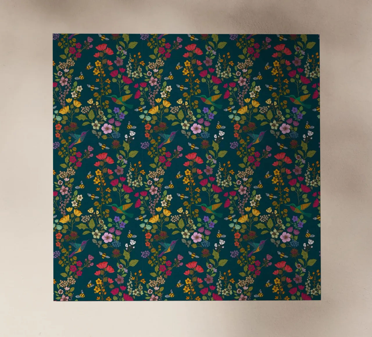 Cecilia Mok - Foresta di colibrì e api pellicola backlit da The Artcircle