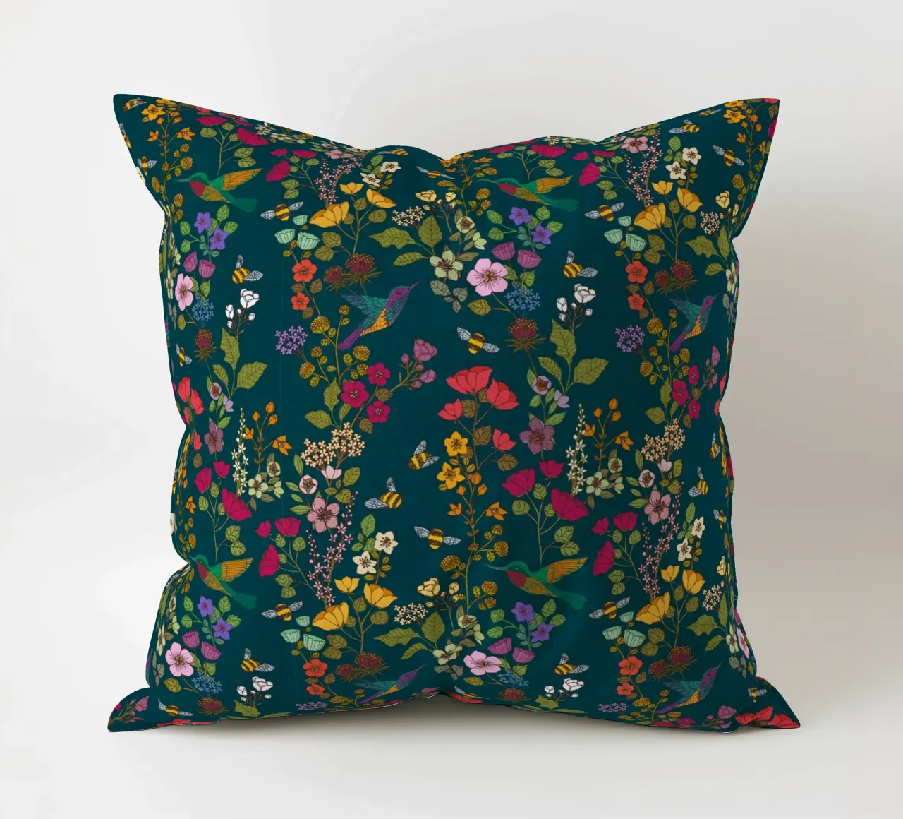 Cecilia Mok - Foresta di colibrì e api cuscino da The Artcircle