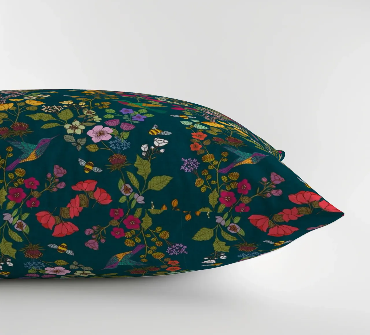 Cecilia Mok - Foresta di colibrì e api cuscino da The Artcircle