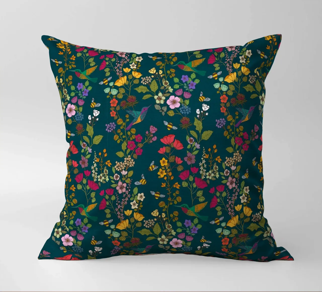 Cecilia Mok - Foresta di colibrì e api cuscino da The Artcircle