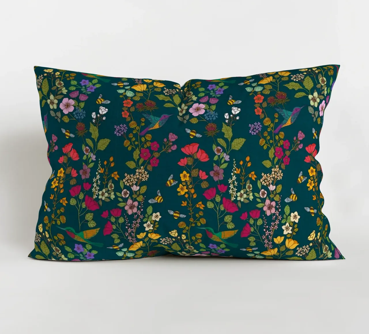 Cecilia Mok - Foresta di colibrì e api cuscino da The Artcircle