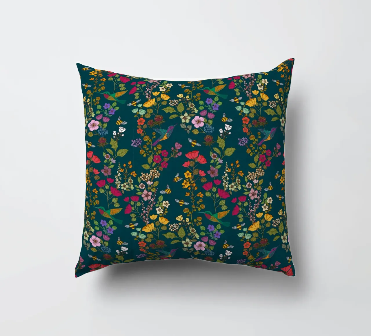 Cecilia Mok - Foresta di colibrì e api cuscino da The Artcircle