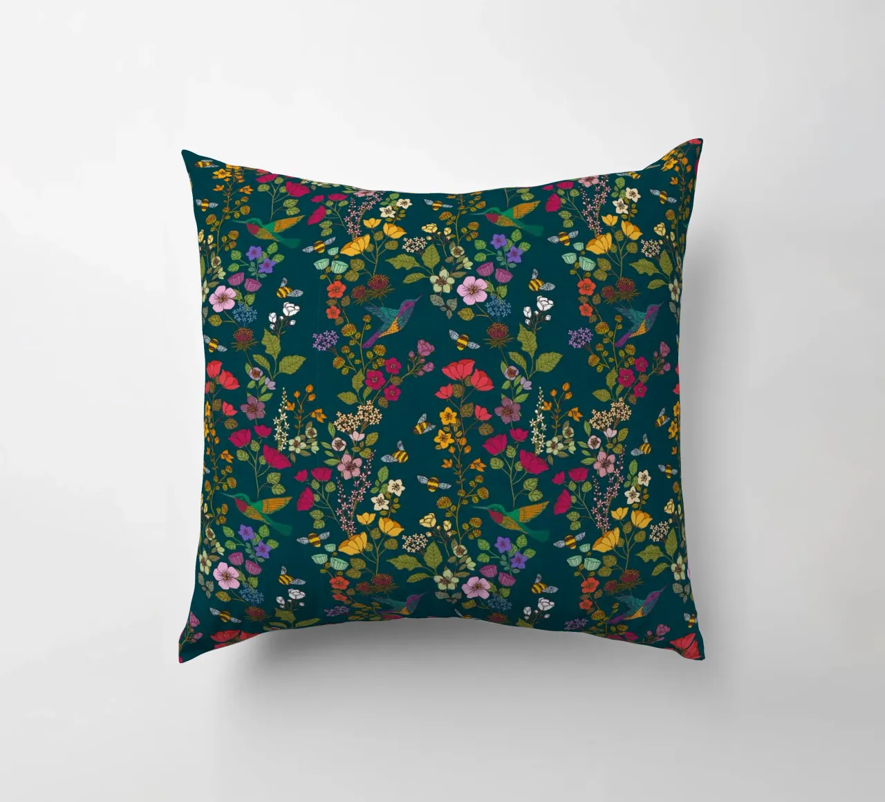 Cecilia Mok - Foresta di colibrì e api cuscino da The Artcircle