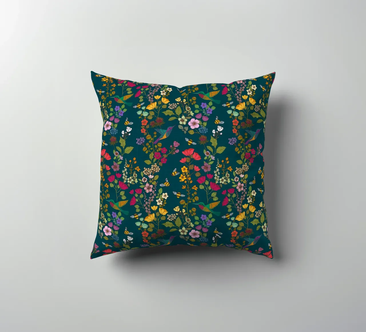 Cecilia Mok - Foresta di colibrì e api cuscino da The Artcircle