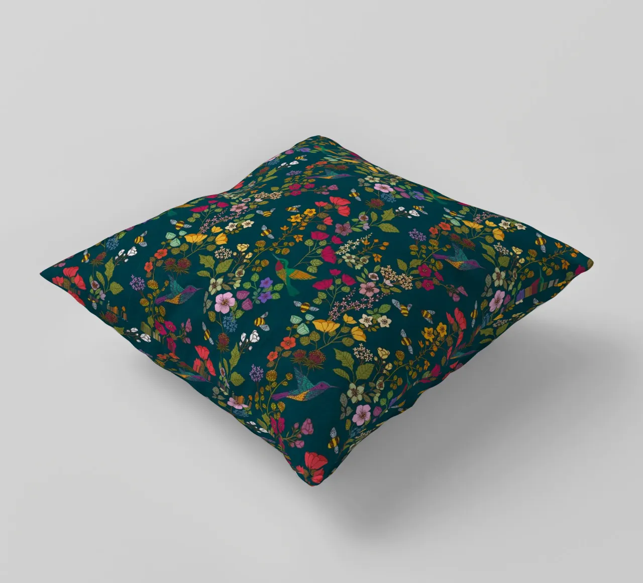 Cecilia Mok - Foresta di colibrì e api cuscino da The Artcircle