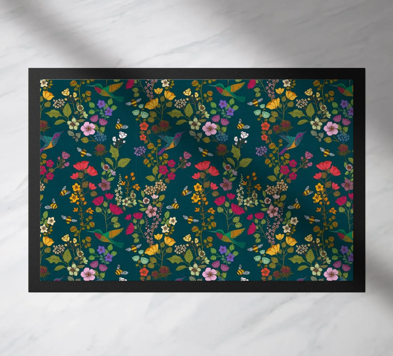 Cecilia Mok - Kolibris und Bienenwald Fußmatte von The Artcircle