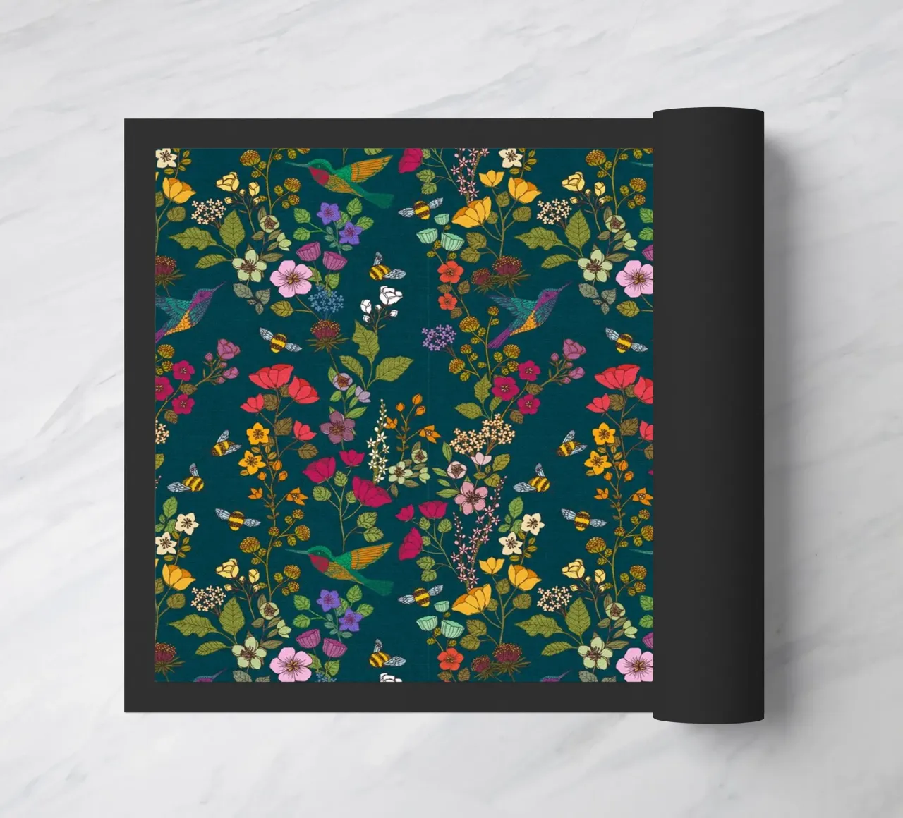 Cecilia Mok - Kolibris und Bienenwald Fußmatte von The Artcircle