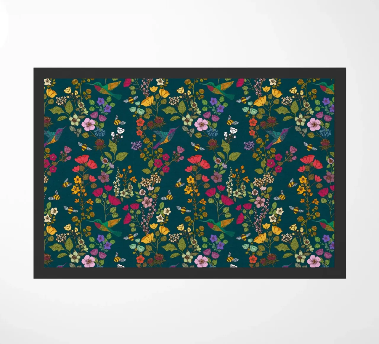 Cecilia Mok - Kolibris und Bienenwald Fußmatte von The Artcircle