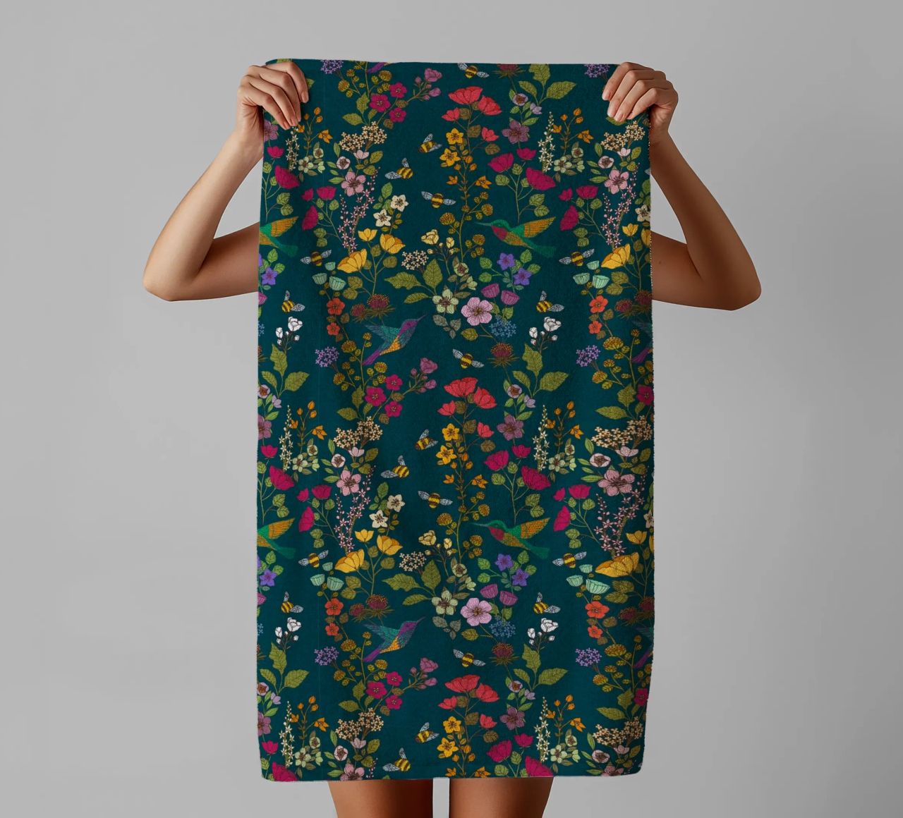 Cecilia Mok - Foresta di colibrì e api asciugamano da bagno da The Artcircle